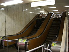 Aeroport metro escalator.JPG