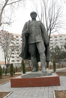 Памятник генералу Сабиру Рахимову в Ташкенте.jpg