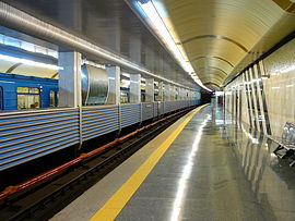 Vyrlytsya metro station Kiev 2009 01.jpg