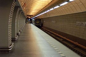 Praha, Karlovo náměstí, Boční loď stanice metra.jpg