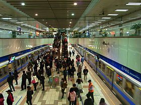 Platform in Zhongxiao Dunhua Station.JPG