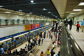 Platform of Blue Line in Zhongxiao Fuxing Station.JPG